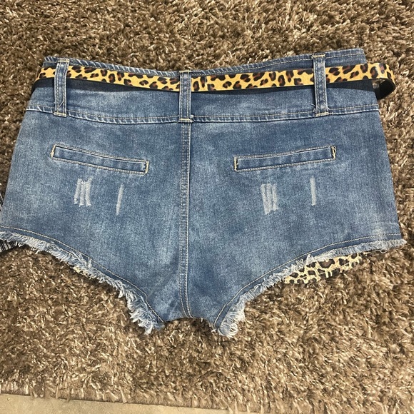 Lydia brand new shorts - Picture 3 of 3